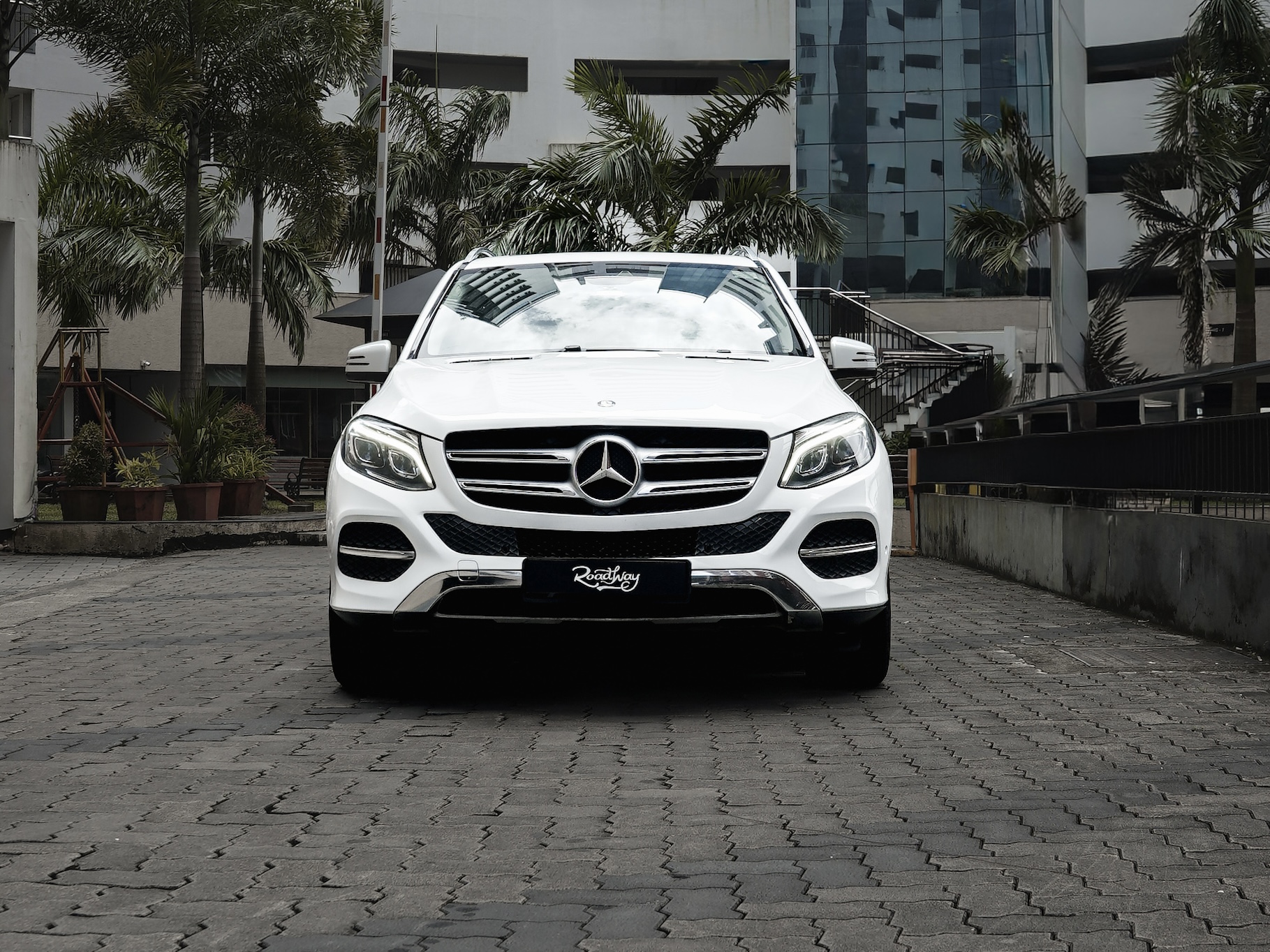 Used Mercedes Benz GLE 250D 4MATIC 2016 Polar White front view – pre owned luxury SUV
