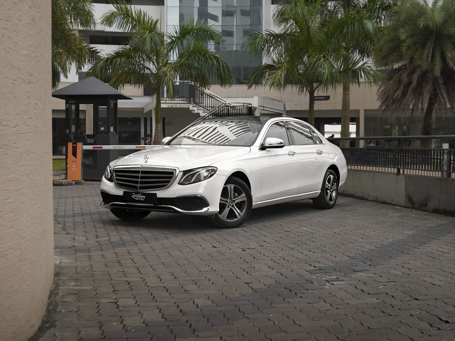 MERCEDES-BENZ E 220D (1) MERCEDES-BENZ E 220D (1)