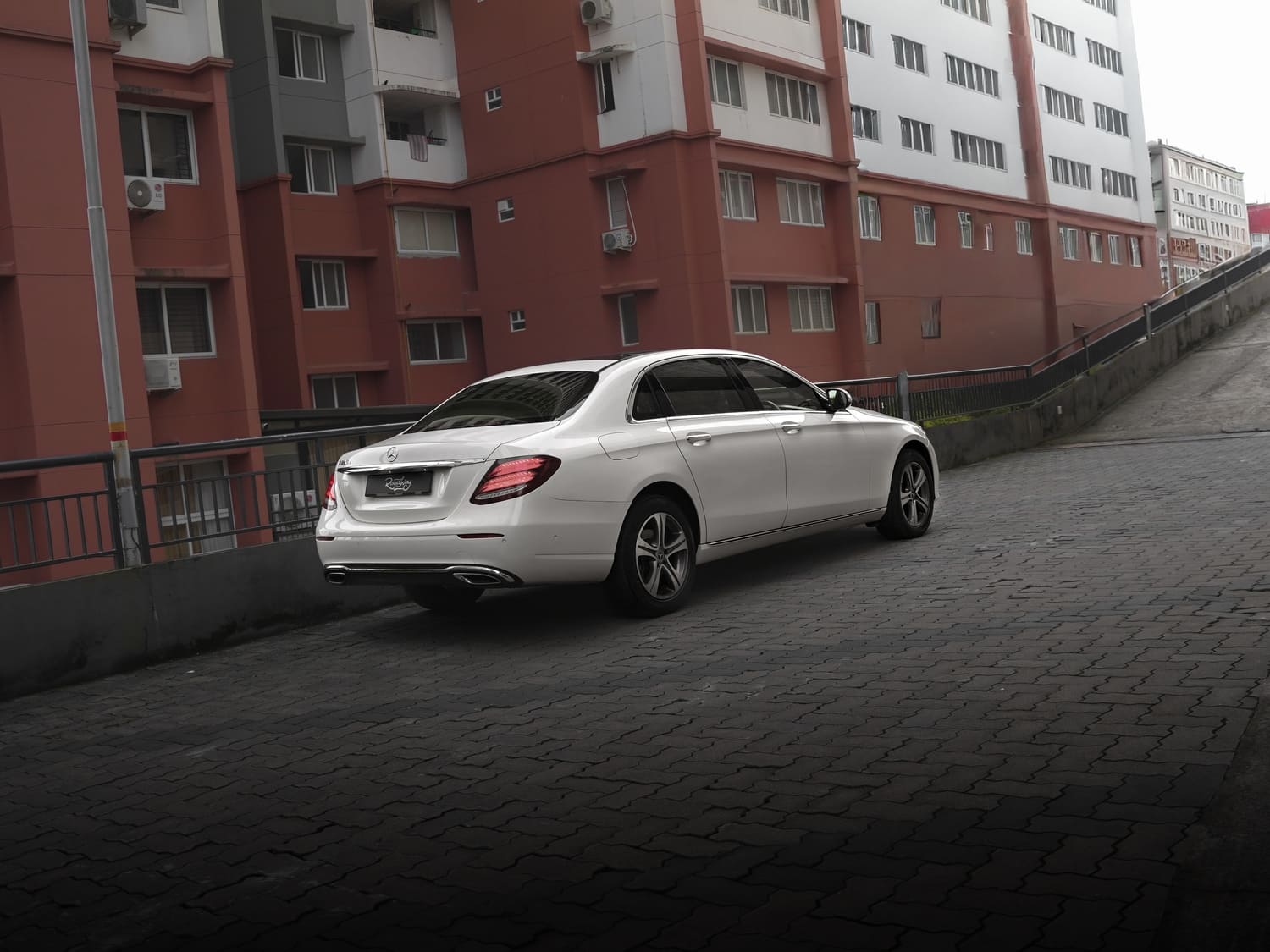 MERCEDES-BENZ E 220D (3)