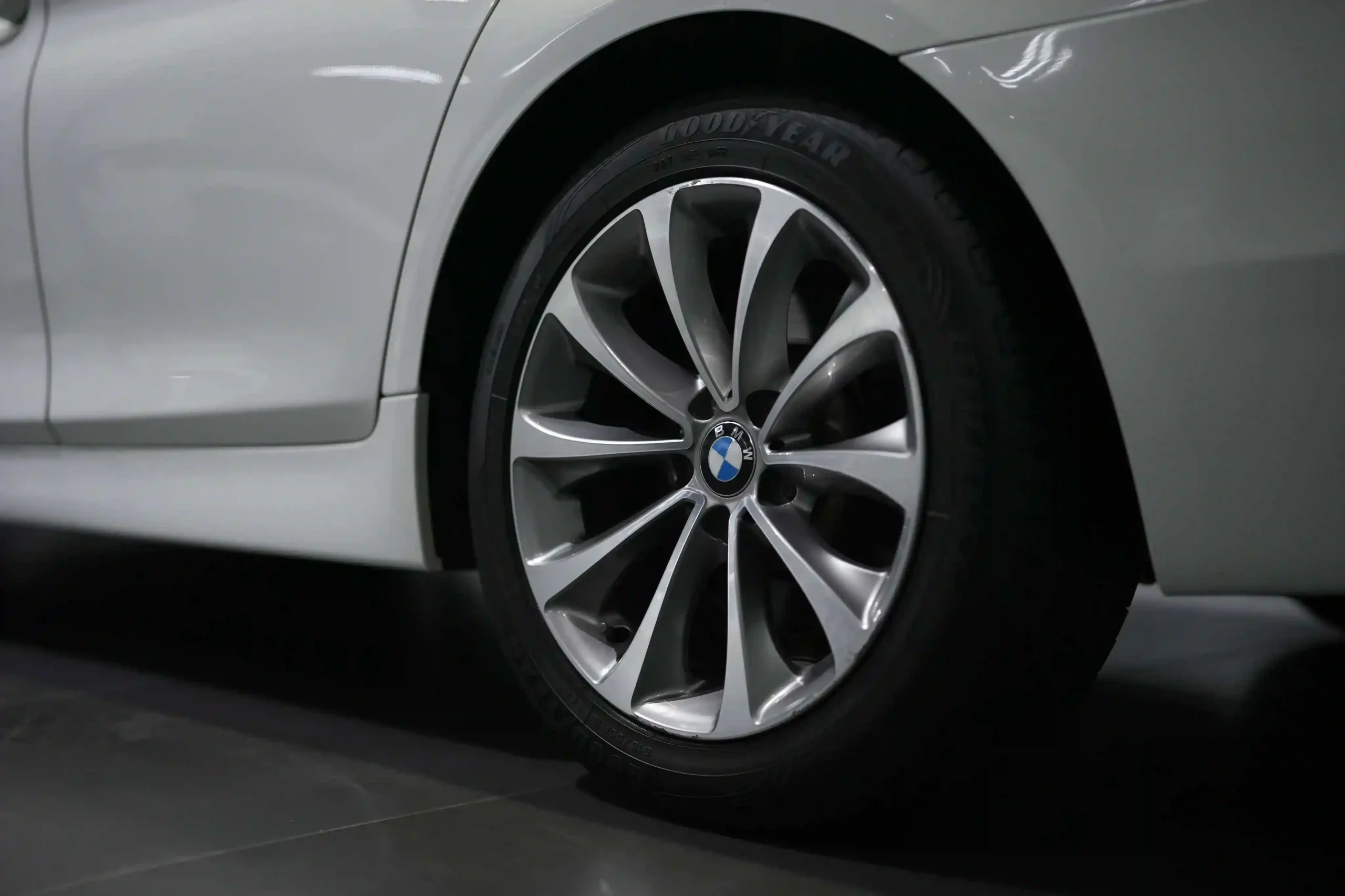 second-hand-bmw-car-in-kerala-alloy-wheel-view